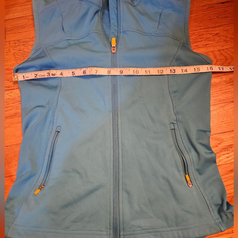 Athleta Reflective Activewear Vest with Pockets - Picture 4 of 6